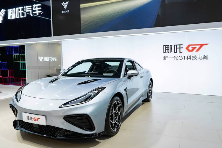 重庆321哪吒汽车在智能汽车领域的表现，领途汽车在新能源汽车市场中的影响力